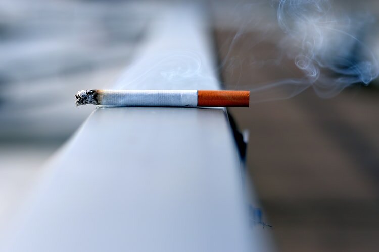 Conseguenze del fumo sulla pelle: brufoli e inestetismi